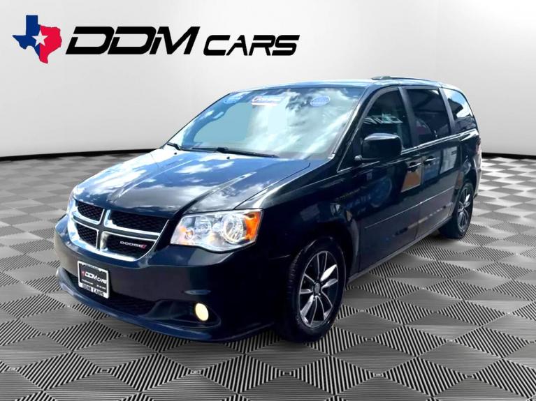Used 2017 Dodge Grand Caravan SXT for sale $10,995 at AAN Master 2027 in Gurnee IL 60031 4