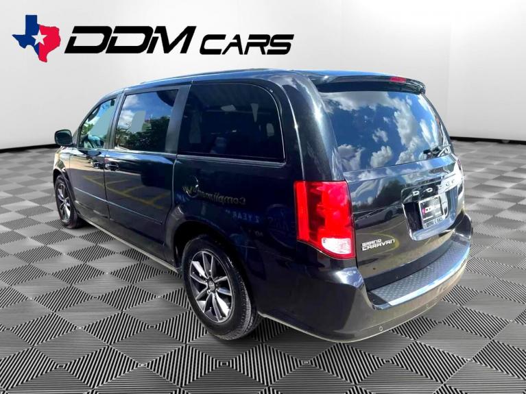Used 2017 Dodge Grand Caravan SXT for sale $10,995 at AAN Master 2027 in Gurnee IL 60031 5