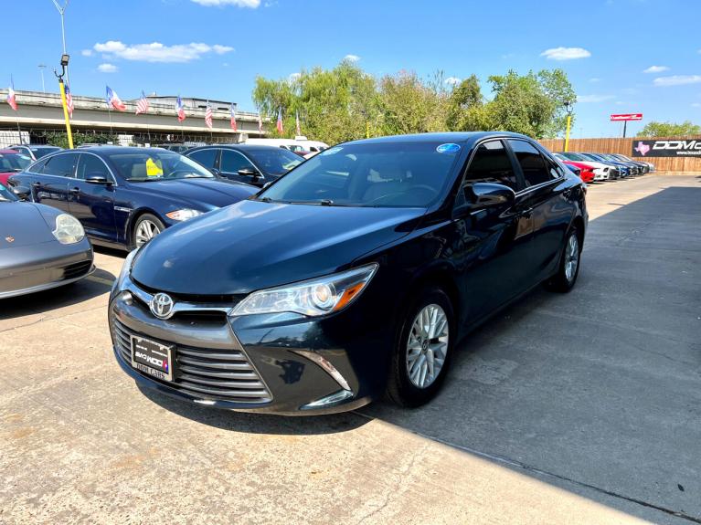 Used 2017 Toyota Camry XLE for sale $17,995 at AAN Master 2027 in Gurnee IL 60031 4