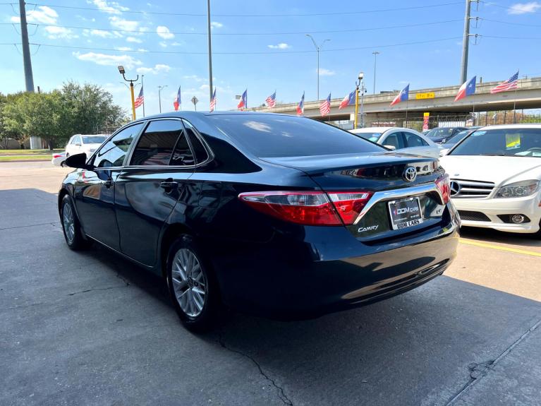 Used 2017 Toyota Camry XLE for sale $17,995 at AAN Master 2027 in Gurnee IL 60031 5